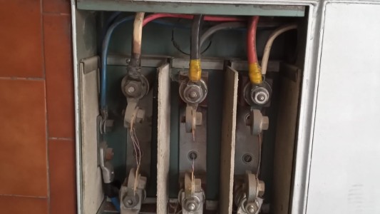 Parte de barrio abasto permanece sin luz ni agua desde hace 48 horas