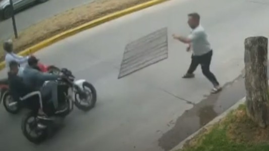 Video: les arrojó una reja a los ladrones y los tiró de la moto