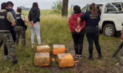 Arrojaron 130 kilos de cocaína desde una avioneta a un campo de Pergamino: hay cuatro detenidos