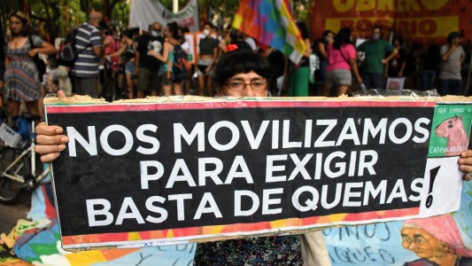 "Ley de Humedales Ya": nueva marcha contra las quemas en las islas