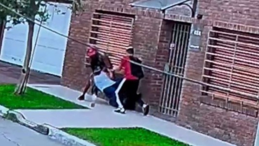 "No tengo nada, soltame": el pedido desesperado de una mujer arrastrada por dos delincuentes