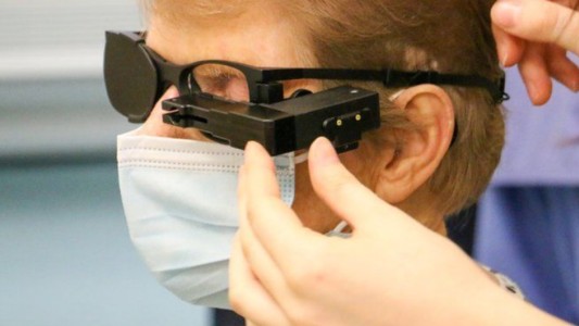 A los 88 años, recuperó la visión tras recibir el primer implante de un chip biónico