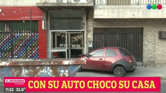 Un auto quedó incrustado en la puerta de un hotel en Weelright al 2600
