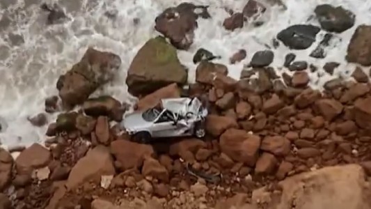 Misterio en Mar del Plata: apareció un auto destrozado en Los Acantilados