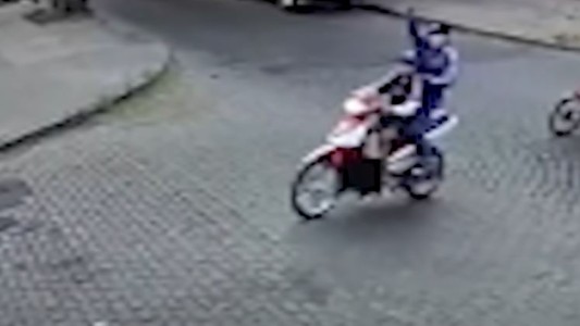 Motochorros llegan con las armas en alto y atacan un almacén en La Plata - #REC