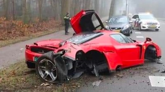 Mecánico sacó un Ferrari del concesionario para probar y chocó contra un árbol