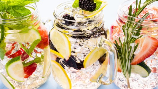 Cómo preparar aguas saborizadas para combatir el calor