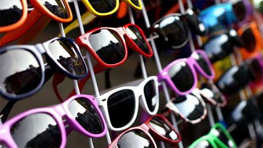 Las peligrosas consecuencias que trae usar lentes de sol de mala calidad