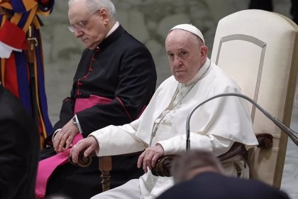 La broma del Papa por su inflamación en una rodilla: "Sólo le pasa a los viejos, no sé por qué me ha pasado a mí"