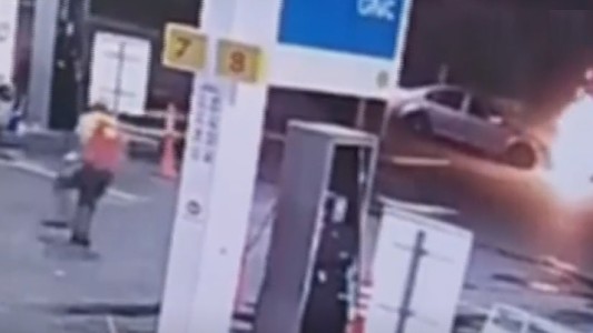 Héroe sin capa: un playero salvó a un conductor cuando se le incendiaba el auto