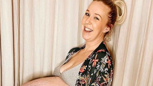 La madre que se volvió viral por mostrar su panza sin filtros antes de dar a luz a trillizos