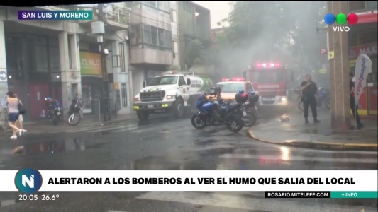 Incendio en un negocio de golosinas en San Luis y Moreno