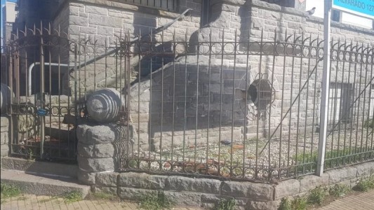 Intentó saltar una reja y se la clavó en los testículos