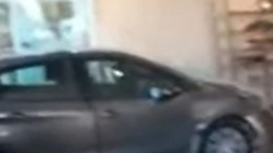 Tigre: perdió el control del auto y se estrelló contra el frente de un local de comida