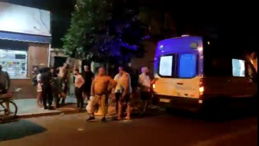 Un joven de 22 años fue puñalado cuando intentaba escapar de una banda de ladrones