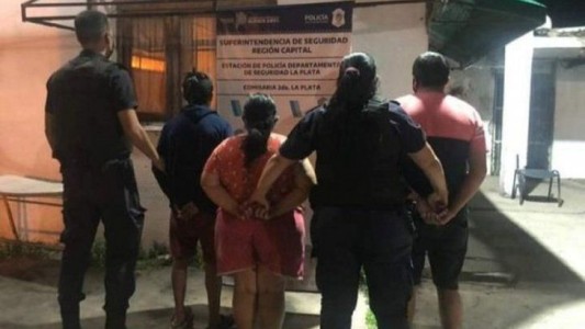 Una familia retuvo en un auto a niño de 13 años para recuperar un celular robado por su primo