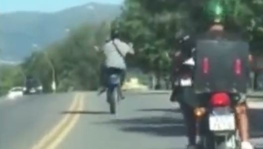 Imprudencia en Córdoba: un hombre fue filmado haciendo wheelie con la moto en medio de la ruta