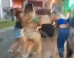 Video: pelea entre dos bandas de mujeres a la salida de un boliche