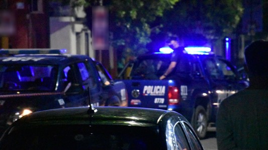 Motochorro huyó en contramano y atropelló a mujer tras robarse una mochila