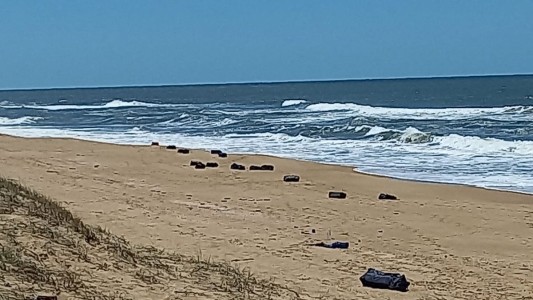 Encuentran decenas de bolsos con cocaína esparcidos en una playa de Uruguay