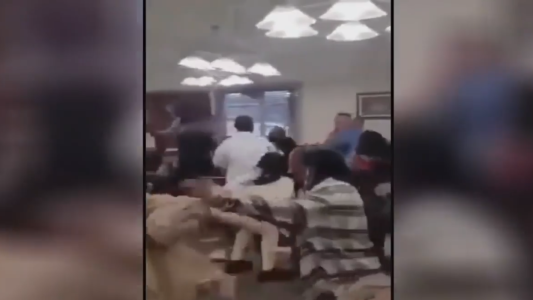 Ese churrasco es mío: batalla campal en un tenedor libre