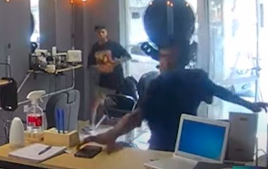 VIDEO: Quiso robar un celular, pero un peluquero lo detuvo