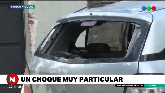 Chocó un árbol, el cantero de una casa, se incrustó en el garaje de un vecino y huyó