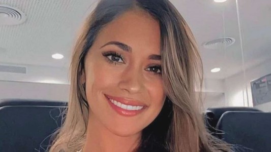 Antonela Roccuzzo posó en el campo del PSG, tras la tensión de los hinchas con Messi