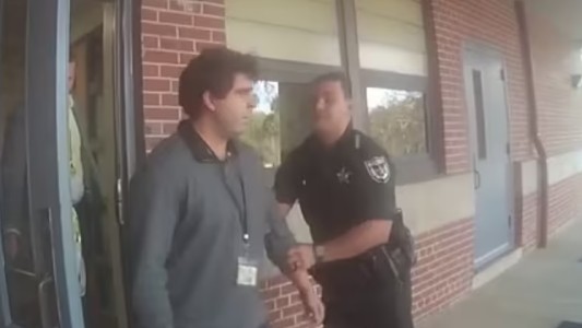 Detuvieron a un docente por besar en la boca a una alumna de 15 años durante la clase