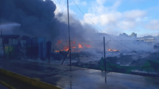 Se incendió una empresa recuperadora de plásticos en  Buenos Aires