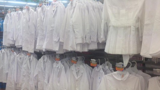 ¿Cuáles son los costos de la ropa escolar?