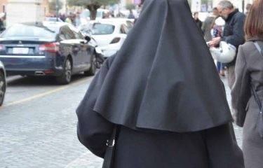 Condenaron en EEUU a una monja que desvió dinero de un colegio para apostar y hacer turismo