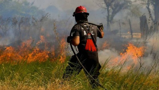 Brigadistas combaten focos activos de incendios forestales en Río Negro y Corrientes