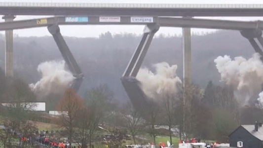 Video: detonaron un puente de 70 metros de altura en Alemania con 120 kilos de explosivos