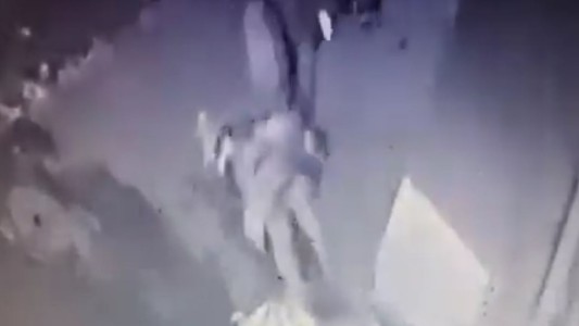 Video: abuela se aferró a su nieta para evitar que la secuestren en la puerta de su casa en Perú