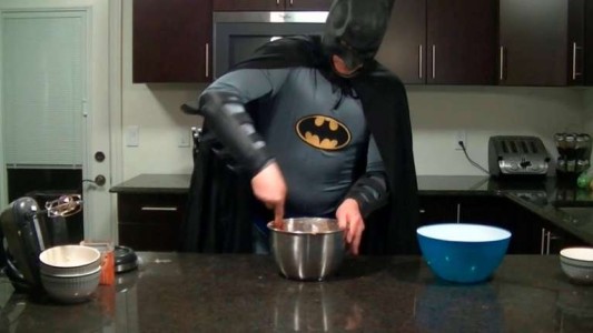 Baticita romántica: lo conoció por Tinder, fue a la casa y la recibió disfrazado de Batman