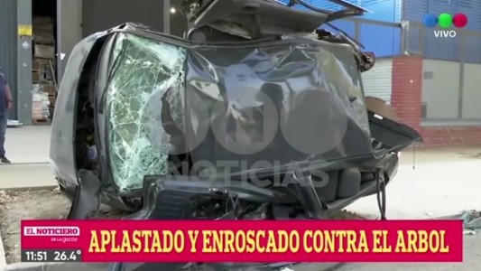 Feroz choque: un auto quedó "abrazado" a un árbol de zona oeste