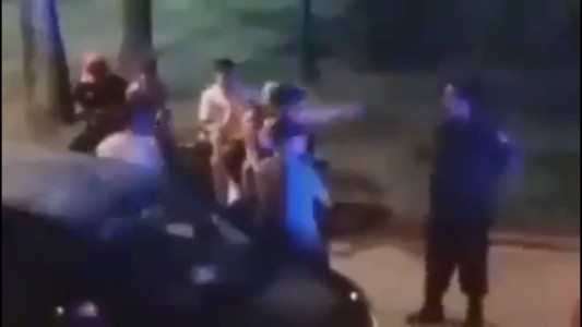 Policía enviado a dispersar un grupo de jóvenes que estaban bebiendo alcohol en una plaza: se puso a tomar con ellos