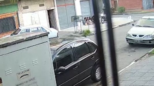 Motochorros apuntaron en la cara a adolescentes para robarles los celulares