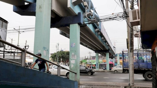 Cuelgan dos cadáveres de un puente en Ecuador y la policía sospecha de un ajuste narco