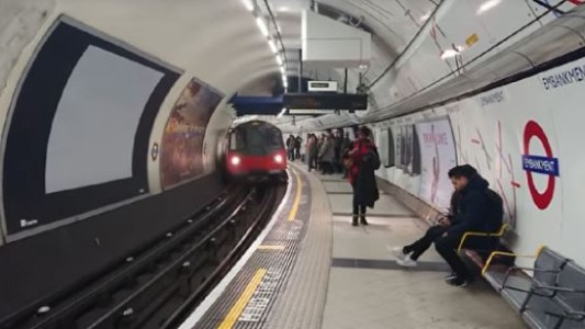 Una mujer va todos los días a una estación de subte a escuchar la voz de su difunto esposo