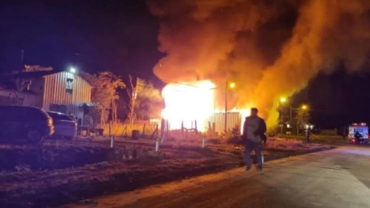 Discutió con su ex mujer, prendió fuego la casa con sus hijos adentro y escapó