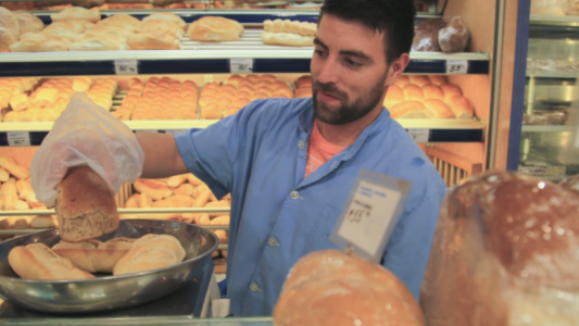 Feletti acordó con un grupo de centros de panaderos mantener el precio del pan entre $180 y $220