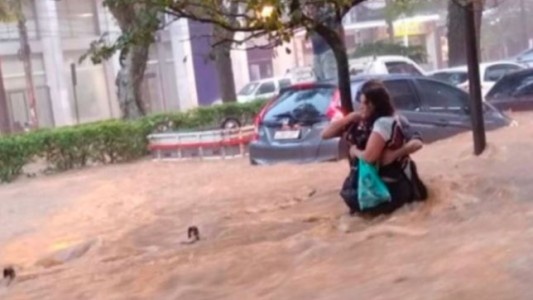 Al menos 34 muertos por derrumbes e inundaciones tras fuertes lluvias en Petrópolis, Río de Janeiro