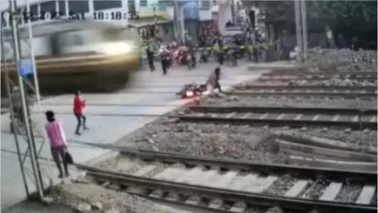 A un paso de la muerte: un motociclista se salvó de milagro de ser atropellado por un tren