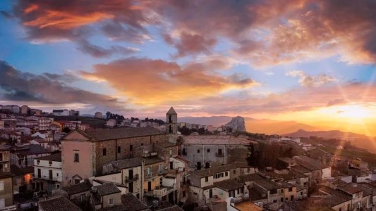 La aventura de 30 rosarinos que compraron sus casas “a un euro” para repoblar una localidad Siciliana