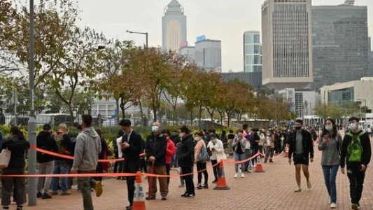 Hong Kong planea hisopar a toda su población ante la saturación de sus hospitales por el coronavirus