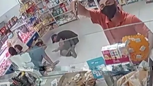 Terror en una carnicería de Rosario: a punta de pistola se robaron la caja, los cuchillos y un pollo