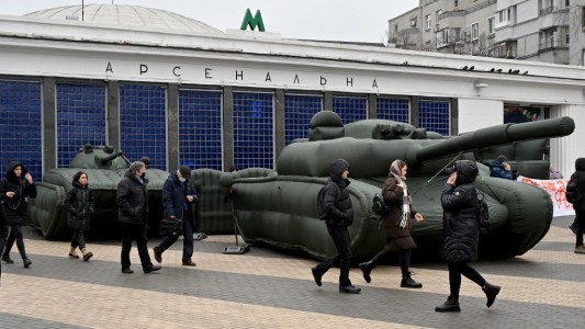 Hay unos 100 argentinos en Ucrania: embajada pidió que se queden "en sus hogares"