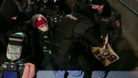 Cerca de 1.400 detenidos en Rusia durante protestas en contra de la guerra en Ucrania